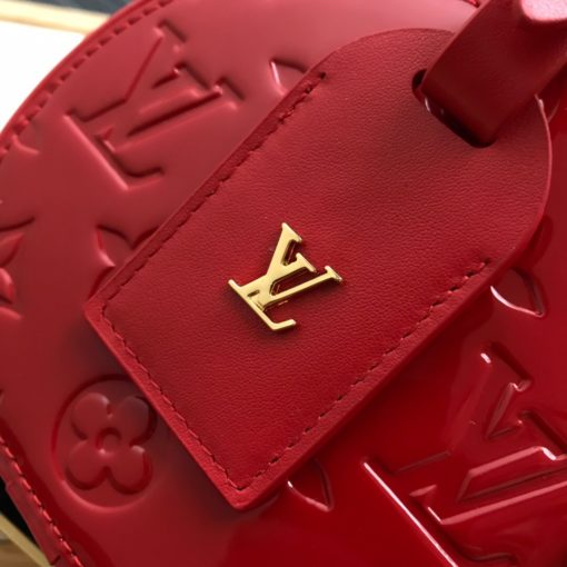 LOUIS VUITTON Mini Boîte Chapeau. Original Quality Bag. Dust bag, sales box, authenticity card. Shoes get bigger, bags get smaller, yes, that has been pretty much the trend as far as the last few years have been. And speaking of small bags, here’s something new for you to obsess over, Louis Vuitton’s Mini Boîte Chapeau. Inspired by Nicolas Ghesquière’s interpretation of the Boîte à Chapeaux, this adorable bag brings glamour to this distinctive shape. It can be worn on as a belt bag thanks to the belt loop or as a crossbody or shoulder bag thanks to the removable strap. An adorable day-to-evening bag. Small yet practical. | CRIS&COCO | High quality designer bags and authentic luxury