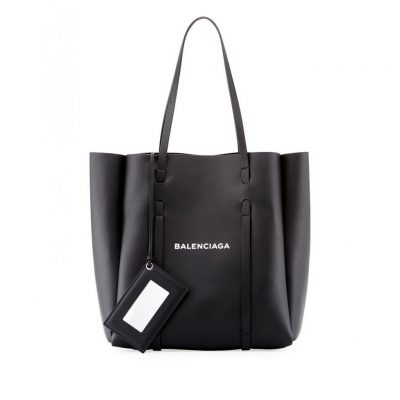 BALENCIAGA Everyday Tote. Authentic Quality Bag with literature, dust bag, gift box and authenticity card. BALENCIAGA's Large Logo Printed Shopper manages to make a statement next to your favorite urban outfit. This simplified style features soft, round edges and a debossed logo print on the front. The top handles makes it an easy option to use throughout the week. | CRIS&COCO Authentic Quality bags and Accessories