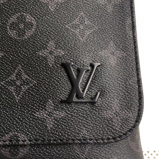 LOUIS VUITTON DISTRICT Messenger Bag. Original Quality Bag including gift box, care book, dust bag, authenticity card. A stylish and easy-to-wear messenger bag, the new District PM is the ideal companion for everyday life. With its elegant details, lightweight and surprisingly spacious interior, it's the perfect combination of functionality and elegance. | CRIS&COCO Authentic Quality Designer Bags and Luxury Accessories