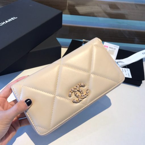 CHANEL 19 Long Zipped Wallet.  Original Quality Wallet including gift box, care book, dust bag, authenticity card. This wallet is practical and amazing; perfect to hold paper money, credit cards and coins. | CRIS&COCO | High quality designer bags and luxury accessories