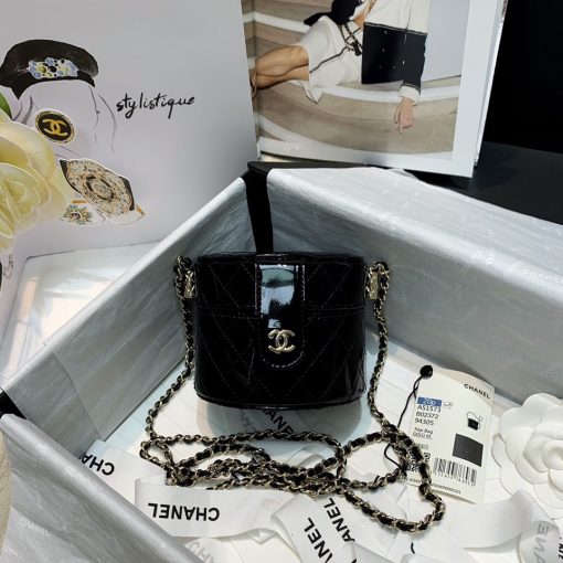 CHANEL Vintage Clutch with Chain. Original Quality Bag including gift box, care book, dust bag, authenticity card. Chanel Clutch with Chain crafted in lambskin & gold-tone metal. Available in two different sizes. | CRIS&COCO Authentic Quality Designer Bags and Luxury Accessories