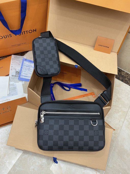 LOUIS VUITTON Scott Messenger, The removable zipped pouch