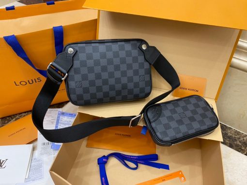 LOUIS VUITTON Scott Messenger, The removable zipped pouch