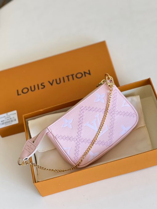 LOUIS VUITTON Mini Pochette Accessoires- Monogram Empreinte Broderies.