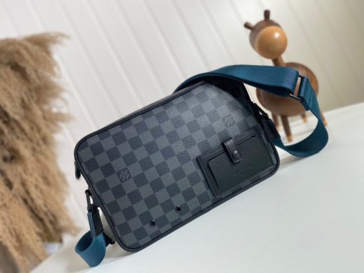 LOUIS VUITTON Alpha Messenger.