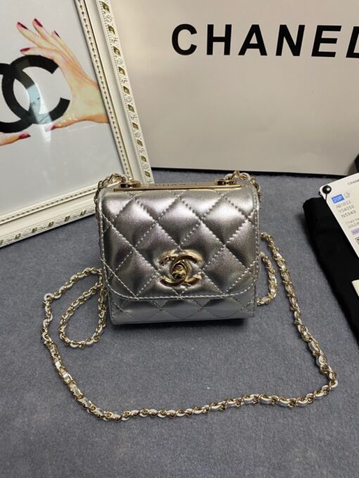 CHANEL Mini CC Clutch with Chain. Authentic Quality Clutch with literature, dust bag, box, CHANEL fabric flower, and authenticity card. This trendy CHANEL CC Clutch with Chain is crafted from quilted lambskin leather, features woven-in leather chain strap, logo metal plate, and aged gold-tone hardware. Its turn-lock closure opens to a black fabric interior with slip pockets. | CRIS&COCO Authentic Quality bags and Accessories