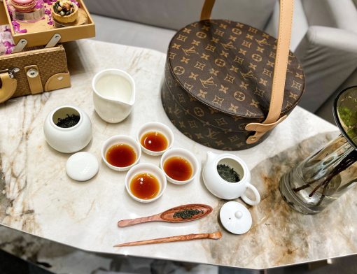 LOUIS VUITTON Boîte The Ronde. Original Quality Set including gift box, care book, dust bag, authenticity card. Inspired by the Hat Box, this modern and nomadic Round Tea Box contains degustation material for four guests. | CRIS&COCO Authentic Quality Designer Bag and Luxury Accessories