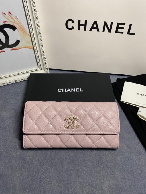 CHANEL CC Logo Flap Wallet. Original Quality Wallet including gift box, care book, dust bag, authenticity card. This latest wallet from CHANEL is crafted in luxurious quilted grained calfskin with a stylish Chanel CC logo. The wallet opens to a leather interior with card slots and a zippered compartment. | CRIS&COCO Authentic Quality Designer Bag and Luxury Accessories