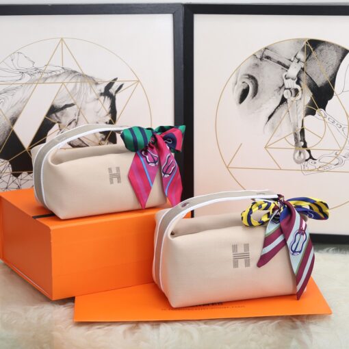 HERMÈS Bride-A-Brace Case. Original Quality Bag including gift box, care book, dust bag, authenticity card. It might have slipped our attention, but we think the Hermes Bride-A-Brace Case is a must have for anyone serious high fashion collectors. This case can be used as a pouch or even for beach and holiday. It can also be used as a toiletry bag and I think the design is adorable. So there is no doubt, the Hermes Bride-A-Brace Case is very popular. These cases are made from canvas with anti-stain water-repellent chevron lining, which is cotton. It’s embroidered with a modern ‘H’ logo on the front. These cases are single colored. And just take a look at the gorgeous details. The handle is designed from the sides to the top. And it’s linked together with what-appears-to-be a push button. We also love the beautiful shape. | CRIS&COCO Authentic Quality Designer Bags and Luxury Accessories