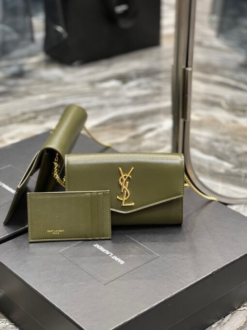 SAINT LAURENT Uptown Chain Wallet. High-End Quality Bag including gift box, care book, dust bag, authenticity card. Mini envelope bag decorated with the cassandre, featuring a removable chain strap for shoulder or hand carry as a clutch. A fragments card case with three card slots is included. | CRIS AND COCO Authentic Quality Luxury Accessories