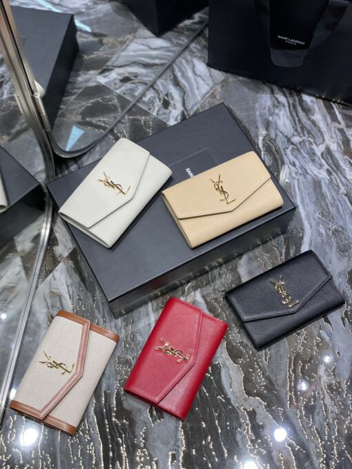 SAINT LAURENT Uptown Chain Wallet. High-End Quality Bag including gift box, care book, dust bag, authenticity card. Mini envelope bag decorated with the cassandre, featuring a removable chain strap for shoulder or hand carry as a clutch. A fragments card case with three card slots is included. | CRIS AND COCO Authentic Quality Luxury Accessories