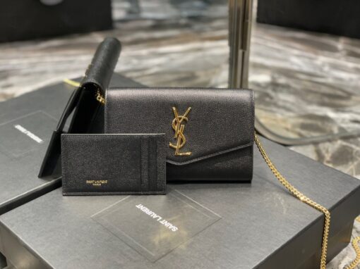 SAINT LAURENT Uptown Chain Wallet. High-End Quality Bag including gift box, care book, dust bag, authenticity card. Mini envelope bag decorated with the cassandre, featuring a removable chain strap for shoulder or hand carry as a clutch. A fragments card case with three card slots is included. | CRIS AND COCO Authentic Quality Luxury Accessories