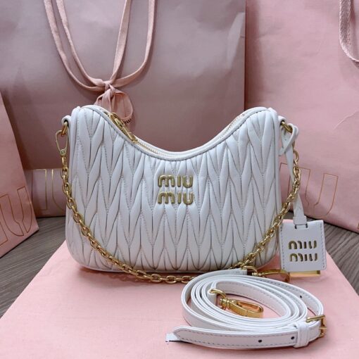 MIU MIU Matelassé Shoulder Bag. Elevate your style with sophistication and craftsmanship. The exquisite matelassé technique exudes elegance and creates a visually captivating, multi-dimensional effect on this nappa leather shoulder bag. The beautifully crafted logo, reflecting the various metallic finishes of the hardware, effortlessly catches the eye, adding a touch of distinction to the immaculate artisanal work. Both functional and aesthetically pleasing, the detachable chain and leather shoulder straps perfectly meet your needs.