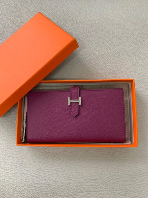 HERMÈS Béarn Wallet: Where Elegance Meets Functionality, Inspired by the Heart of France's South-West. The Béarn pays homage to the enchanting South-West region of France and stands as a distinguished member of a collection that honors various distinctive French regions. This wallet or card holder boasts an elegantly sleek design and is thoughtfully equipped with multiple compartments tailored for organizing credit cards, coins, and bills with ease. Upon closure, a supple leather flap gracefully glides into an iconic "H" shaped clasp, elevating it to a timeless classic. It presents a generous array of leather types and colors, allowing one to harmonize effortlessly with the latest trends in style.