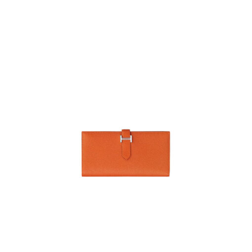 HERMÈS Béarn Wallet: Where Elegance Meets Functionality, Inspired by the Heart of France's South-West. The Béarn pays homage to the enchanting South-West region of France and stands as a distinguished member of a collection that honors various distinctive French regions. This wallet or card holder boasts an elegantly sleek design and is thoughtfully equipped with multiple compartments tailored for organizing credit cards, coins, and bills with ease. Upon closure, a supple leather flap gracefully glides into an iconic "H" shaped clasp, elevating it to a timeless classic. It presents a generous array of leather types and colors, allowing one to harmonize effortlessly with the latest trends in style.