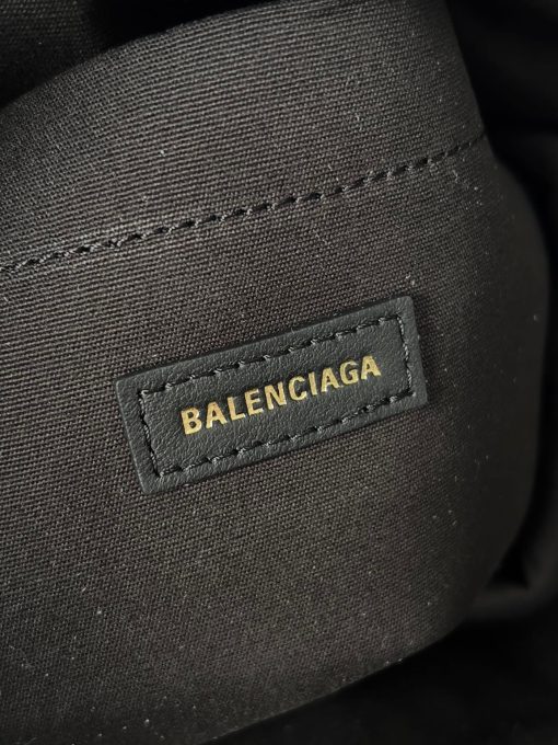 BALENCIAGA Monaco Medium Chain Bag: Redefining Elegance with Innovation. At the core of Balenciaga lies a commitment to innovation, evident in every piece that proudly unveils a modern interpretation of fashion. Behold the Monaco Medium leather shoulder bag, meticulously crafted from luxurious arena calfskin leather.