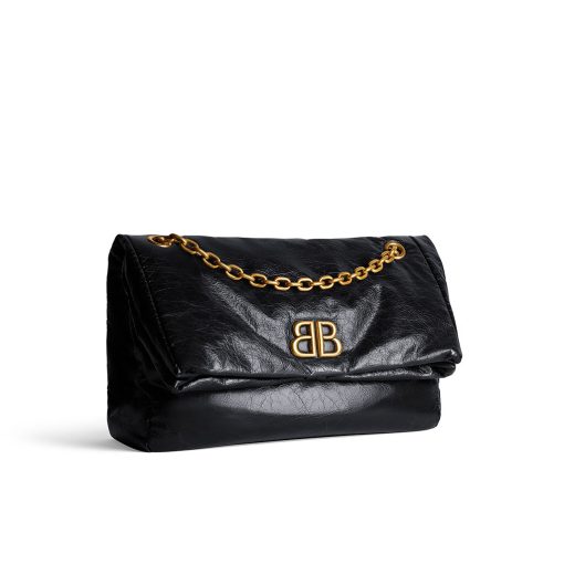 BALENCIAGA Monaco Medium Chain Bag: Redefining Elegance with Innovation. At the core of Balenciaga lies a commitment to innovation, evident in every piece that proudly unveils a modern interpretation of fashion. Behold the Monaco Medium leather shoulder bag, meticulously crafted from luxurious arena calfskin leather.