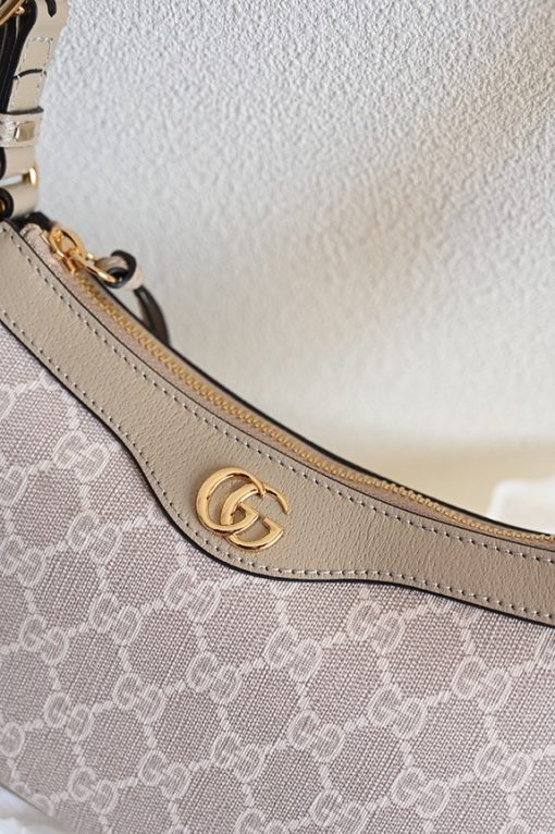 GUCCI Ophidia Small Handbag. Authentic quality luxury bag crafted in genuine leather comes with authenticity card, dust bag and gift bag. Unwavering Style: Discover Enduring Ophidia Collection. House collections embody the notion of timelessness as opposed to fleeting trends. Guccio Gucci's iconic monogram perpetually enhances novel designs, exuding a distinct logo allure. This exquisite Ophidia small handbag triumphantly showcases the prestigious GG Supreme canvas, adorned with the striking Double G hardware.