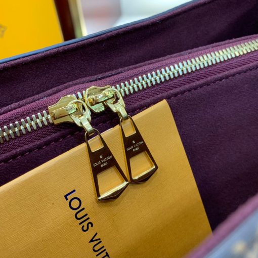 LOUIS VUITTON Soufflot. High-end quality bag including gift box, literature, dust bag, authenticity card. Made from Monogram canvas and featuring two lateral leather bands inspired by the iconic Keepall, the new Soufflot MM has a spacious, well-organized interior. It can be carried by hand and on the elbow with its articulated leather top handles, or on the shoulder, thanks to its removable and adjustable shoulder strap.