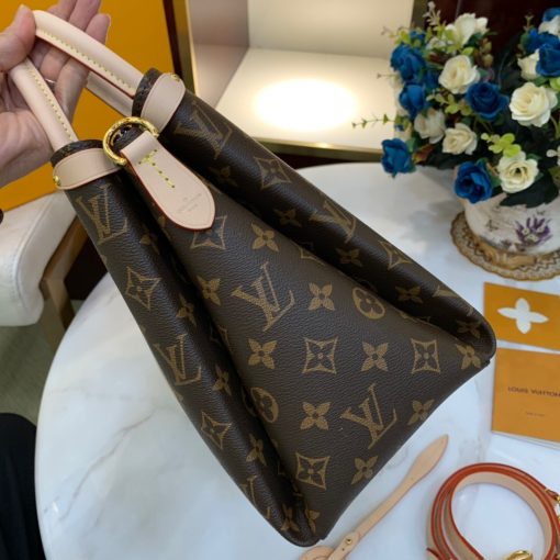 LOUIS VUITTON Soufflot. High-end quality bag including gift box, literature, dust bag, authenticity card. Made from Monogram canvas and featuring two lateral leather bands inspired by the iconic Keepall, the new Soufflot MM has a spacious, well-organized interior. It can be carried by hand and on the elbow with its articulated leather top handles, or on the shoulder, thanks to its removable and adjustable shoulder strap.