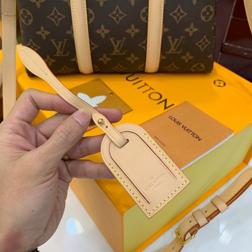 LOUIS VUITTON Soufflot. High-end quality bag including gift box, literature, dust bag, authenticity card. Made from Monogram canvas and featuring two lateral leather bands inspired by the iconic Keepall, the new Soufflot MM has a spacious, well-organized interior. It can be carried by hand and on the elbow with its articulated leather top handles, or on the shoulder, thanks to its removable and adjustable shoulder strap.