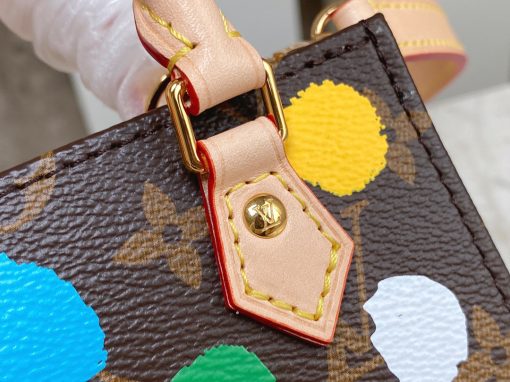 LOUIS VUITTON X Yayoi Kusama Petit Sac Plat. Authentic quality luxury bag crafted in genuine leather comes with authenticity card, dust bag and gift bag. Step into the world of art and style. The LVxYK Petit Sac Plat receives a vibrant artistic touch in the latest collaboration between LOUIS VUITTON and Yayoi Kusama. Showcasing a fusion of artistry and skill, this petite yet exquisite tote features the iconic Monogram canvas adorned with the celebrated Japanese artist's signature dots, a motif that is frequently seen in her captivating artworks. As a result, it transforms into a lively and innovative rendition of a sophisticated and user-friendly clutch, adding a burst of creativity and color to any ensemble.