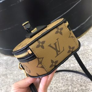 LOUIS VUITTON Petite Boite Chapeau. Authentic quality luxury bag crafted in genuine leather comes with authenticity card, dust bag and gift bag. Crafted Elegance, Embracing Versatility. Crafted with Monogram Reverse canvas, the charming Mini Boîte Chapeau showcases its iconic silhouette and timeless LOUIS VUITTON accents, including the leather name tag and interior malletage quilting. Opening with a convenient zip closure, it unveils a meticulously organized interior with two spacious gusseted compartments. The versatile bag can be styled as a belt bag, elegantly carried by the handle, or gracefully worn on the shoulder using the detachable strap.