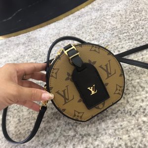 LOUIS VUITTON Petite Boite Chapeau. Authentic quality luxury bag crafted in genuine leather comes with authenticity card, dust bag and gift bag. Crafted Elegance, Embracing Versatility. Crafted with Monogram Reverse canvas, the charming Mini Boîte Chapeau showcases its iconic silhouette and timeless LOUIS VUITTON accents, including the leather name tag and interior malletage quilting. Opening with a convenient zip closure, it unveils a meticulously organized interior with two spacious gusseted compartments. The versatile bag can be styled as a belt bag, elegantly carried by the handle, or gracefully worn on the shoulder using the detachable strap. - KRIS + KIKO LOUIS VUITTON Petite Boite Chapeau. Original Quality Bag including gift box, literature, dust bag, authenticity card. Fashioned from Monogram Reverse canvas, the Mini Boîte Chapeau delights with its iconic shape and classic Louis Vuitton details such as the leather name tag and interior malletage quilting. The zip closure reveals a well-organized inside with two large gusseted compartments. It can be worn as a belt bag, carried by the handle, on the shoulder thanks to the removable strap.