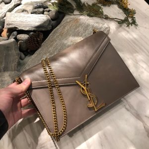 SAINT LAURENT Cassandra Monogram Chain Bag. Authentic quality luxury bag crafted in genuine leather comes with authenticity card, dust bag and gift bag. Embrace Timeless Elegance. The Cassandra shoulder bag exhibits unrivaled sophistication. Meticulously crafted from high-quality calf leather, it is adorned with exquisite metal-tone hardware, including purse feet that ensure its impeccable condition. The choice is yours—gracefully drape it over a shoulder or elegantly carry it in-hand. - KRIS + KIKO SAINT LAURENT Cassandra Monogram Chain Bag. Original Quality Bag including gift box, literature, dust bag, authenticity card. This Cassandra shoulder bag is a masterclass in refined elegance. Crafted in calf leather, it's punctuated with metal-tone hardware including purse feet to keep it in pristine condition. Whether you wear it over one shoulder or carried in-hand is up to you.