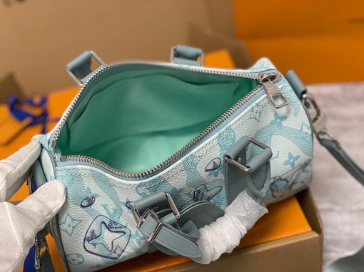 LOUIS VUITTON Keepall Bandoulière 25. Authentic quality luxury bag crafted in genuine leather comes with authenticity card, dust bag and gift bag. Be immersed in style. The Keepall Bandoulière 25 is crafted from Monogram Aquagarden canvas, with LV and Monogram Flowers appearing to be immersed in drops of water. This effect is created using an imaginative inkjet technique. This compact bag includes the two lateral reinforcement bands and the leather name tag, both classic signature details of the Keepall.