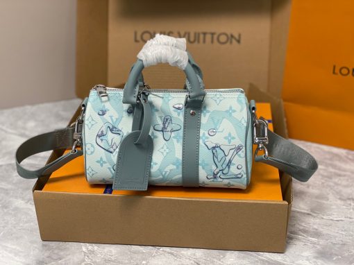 LOUIS VUITTON Keepall Bandoulière 25. Authentic quality luxury bag crafted in genuine leather comes with authenticity card, dust bag and gift bag. Be immersed in style. The Keepall Bandoulière 25 is crafted from Monogram Aquagarden canvas, with LV and Monogram Flowers appearing to be immersed in drops of water. This effect is created using an imaginative inkjet technique. This compact bag includes the two lateral reinforcement bands and the leather name tag, both classic signature details of the Keepall.