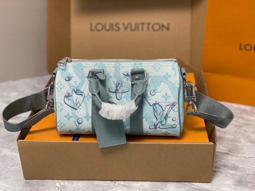 LOUIS VUITTON Keepall Bandoulière 25. Authentic quality luxury bag crafted in genuine leather comes with authenticity card, dust bag and gift bag. Be immersed in style. The Keepall Bandoulière 25 is crafted from Monogram Aquagarden canvas, with LV and Monogram Flowers appearing to be immersed in drops of water. This effect is created using an imaginative inkjet technique. This compact bag includes the two lateral reinforcement bands and the leather name tag, both classic signature details of the Keepall.