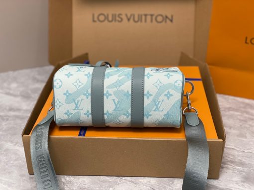 LOUIS VUITTON Keepall Bandoulière 25. Authentic quality luxury bag crafted in genuine leather comes with authenticity card, dust bag and gift bag. Be immersed in style. The Keepall Bandoulière 25 is crafted from Monogram Aquagarden canvas, with LV and Monogram Flowers appearing to be immersed in drops of water. This effect is created using an imaginative inkjet technique. This compact bag includes the two lateral reinforcement bands and the leather name tag, both classic signature details of the Keepall.