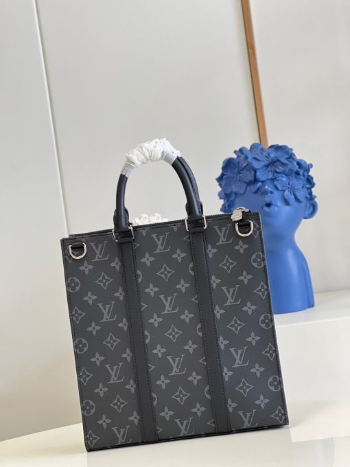 LOUIS VUITTON Sac Plat Cross. Authentic quality luxury bag crafted in genuine leather comes with authenticity card, dust bag and gift bag. A Classic Reinvented with Modern Sophistication This exquisite new bag, crafted from luxurious black Taurillon leather, takes inspiration from the iconic Sac Plat, a beloved model from the House's rich heritage. With its elegant leather reinforcement strips and name tag, it proudly showcases the same level of sophistication. Additionally, it offers the convenience of a wide, easy-to-access zipper opening and a removable strap, allowing for versatile carrying options. This remarkable piece is a perfect blend of classic and contemporary, adding a modern twist to a timeless accessory.