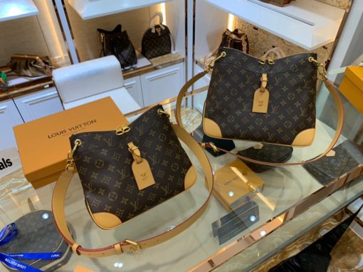 LOUIS VUITTON Odéon Shoulder Bag. Authentic quality luxury bag crafted in genuine leather comes with authenticity card, dust bag and gift bag. Style Meets Functionality in Retro Elegance. LOUIS VUITTON brings forth the all-new Odéon for Fall-Winter 2020, an elegant and practical shoulder bag. The addition of reinforced leather corners and the iconic Monogram canvas infuse this functional accessory with a delightful vintage appeal. With an adjustable leather strap, the Odéon allows for both shoulder and crossbody carry, granting versatility to its user. Furthermore, the inclusion of two zipper pulls ensures effortless opening and closing, providing swift access to the items stored within.