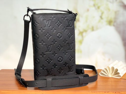 LOUIS VUITTON Triangle Messenger Bag. Original Quality Bag including gift box, care book, dust bag, authenticity card. Made from luxurious black Taurillon leather embossed with the Monogram motif, this Triangle Messenger bag is instantly recognizable by its unexpected triangular shape. The side and front leather straps allow both horizontal and vertical carry. Inspired by the design of the House’s Sac Tricot from 1934, Virgil Abloh has created a stylish small bag for men.