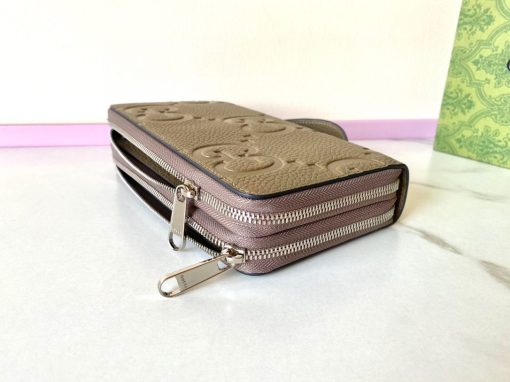 GUCCI Jumbo GG Travel Document Case. Authentic quality luxury bag crafted in genuine leather comes with authenticity card, dust bag and gift bag. Embrace Timeless Luxury: Secure Your Journey with Iconic GG Document Case. The iconic GG design makes a comeback for Pre-Fall 2023, adorning a range of small leather items. Paying homage to Guccio Gucci's initials, this motif remains timeless for the brand, showcased prominently in a large size to create a striking logo effect. In this particular case, the emblematic leather defines a travel document holder, ensuring security with a zip closure.