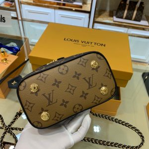 LOUIS VUITTON Vanity PM Case. Authentic quality luxury bag crafted in genuine leather comes with authenticity card, dust bag and gift bag. Elevate your style and embrace the spirit of travel with the revamped Nice Vanity Kit. Nicolas Ghesquière's vision for 2020 brings a delightful tribute to LOUIS VUITTON's timeless travel legacy. Behold, an exquisite reinvention of the classic Nice vanity kit, transformed into a chic city bag crafted with Monogram and Monogram Reverse canvases. This masterpiece is designed to be effortlessly portable, boasting a lightweight and supple structure that allows it to accompany you wherever you go. The bag can be gracefully carried in your hand, elegantly slung over your shoulder, or worn across your body, thanks to its removable leather-chain strap. - KRIS + KIKO LOUIS VUITTON Vanity PM Case. Authentic quality luxury bag crafted in genuine leather comes with authenticity card, dust bag and gift bag. Elevate your style and embrace the spirit of travel with the revamped Nice Vanity Kit. Nicolas Ghesquière's vision for 2020 brings a delightful tribute to LOUIS VUITTON's timeless travel legacy. Behold, an exquisite reinvention of the classic Nice vanity kit, transformed into a chic city bag crafted with Monogram and Monogram Reverse canvases. This masterpiece is designed to be effortlessly portable, boasting a lightweight and supple structure that allows it to accompany you wherever you go. The bag can be gracefully carried in your hand, elegantly slung over your shoulder, or worn across your body, thanks to its removable leather-chain strap.