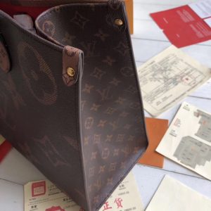 LOUIS VUITTON Onthego Monogram Tote Bag. Authentic quality luxury bag crafted in genuine leather comes with authenticity card, dust bag and gift bag. Style Meets Versatility. The precisely named Onthego tote bag effortlessly accompanies you for shopping, work, or a weekend getaway. Its spacious interior paired with the striking combination of an oversized Monogram pattern and Mini Monogram trim makes a bold fashion statement. The bag's Articulated Toron handles and two shoulder straps guarantee a comfortably stylish carry throughout the day. - KRIS + KIKO High quality designer bag and authentic luxury Accessories