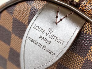 LOUIS VUITTON Speedy 30. Authentic quality luxury bag crafted in genuine leather comes with authenticity card, dust bag and gift bag. The Iconic Companion for Stylish City Life. The LV Speedy 30 is a sophisticated and compact handbag crafted from the renowned Monogram canvas. It serves as a fashionable companion for navigating city life with elegance. Originally introduced in 1930 under the name "Express," this iconic bag draws inspiration from the fast-paced transportation of that era. The modernized Speedy preserves its timeless status as a signature House icon, boasting a distinctive silhouette, delicately rolled leather handles, and a beautifully engraved signature padlock. - KRIS + KIKO LOUIS VUITTON Speedy 30. Authentic quality luxury bag crafted in genuine leather comes with authenticity card, dust bag and gift bag. The Iconic Companion for Stylish City Life. The LV Speedy 30 is a sophisticated and compact handbag crafted from the renowned Monogram canvas. It serves as a fashionable companion for navigating city life with elegance. Originally introduced in 1930 under the name "Express," this iconic bag draws inspiration from the fast-paced transportation of that era. The modernized Speedy preserves its timeless status as a signature House icon, boasting a distinctive silhouette, delicately rolled leather handles, and a beautifully engraved signature padlock.