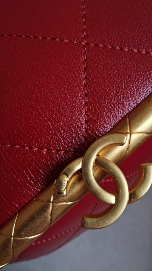 CHANEL Kiss-Lock Clasp Bag. Authentic quality luxury bag crafted in genuine leather comes with authenticity card, dust bag and gift bag. The epitome of style and versatility: embrace luxury with comfort. We have a strong admiration for the exquisite design of this bag, particularly the attractive shape and the intricately crafted diamond quilted pattern on its body. The top of the bag showcases a sleek metal plate embellished with the iconic signature of the house, complemented by a secure lock closure. For added convenience, the bag can be effortlessly carried either on the shoulder or across the body, courtesy of the adjustable shoulder strap. This strap allows you to personalize the fit and ensure optimal comfort.