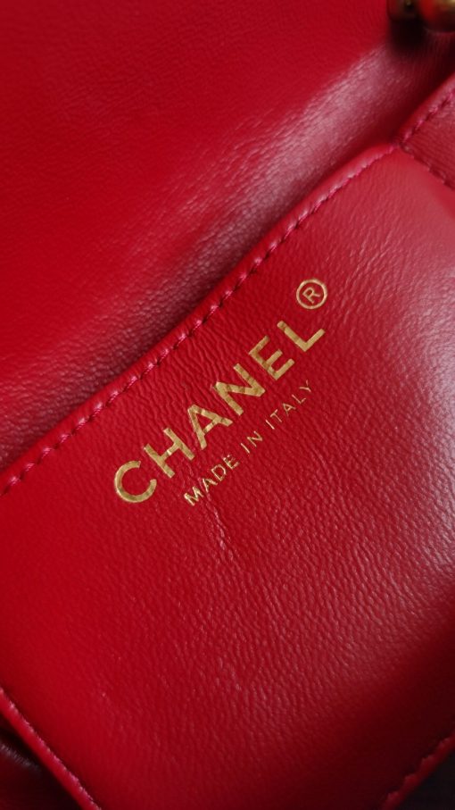 CHANEL Kiss-Lock Clasp Bag. Authentic quality luxury bag crafted in genuine leather comes with authenticity card, dust bag and gift bag. The epitome of style and versatility: embrace luxury with comfort. We have a strong admiration for the exquisite design of this bag, particularly the attractive shape and the intricately crafted diamond quilted pattern on its body. The top of the bag showcases a sleek metal plate embellished with the iconic signature of the house, complemented by a secure lock closure. For added convenience, the bag can be effortlessly carried either on the shoulder or across the body, courtesy of the adjustable shoulder strap. This strap allows you to personalize the fit and ensure optimal comfort.