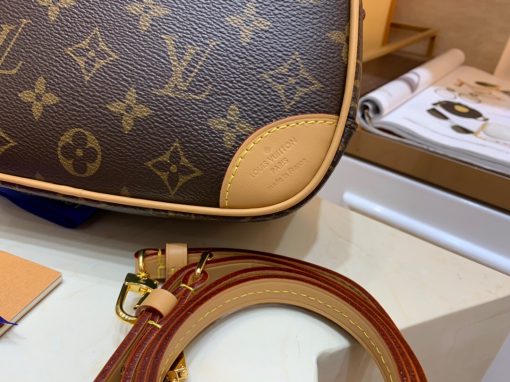 LOUIS VUITTON Deauville Mini Monogram Canvas. Authentic quality luxury bag crafted in genuine leather comes with authenticity card, dust bag and gift bag. Timeless Retro-Chic: Rediscover elegance. Nicolas Ghesquière unveiled the elegant LV Deauville Mini handbag as a captivating iteration of the iconic Deauville bag by LOUIS VUITTON. Crafted in Monogram canvas, this delightful camera bag showcases a blend of nostalgia and sophistication with its natural leather accents. Possessing a compact and lightweight design, it also offers versatility with its adjustable leather strap for effortless shoulder or cross-body carrying.