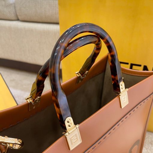 FENDI Sunshine Medium Tote. Original Quality Bag including gift box, care book, dust bag, authenticity card. Equipped with a spacious lined internal compartment, edges in tone on tone leather, and gold-finish hardware. Can be carried by hand or worn on the shoulder thanks to the two handles and detachable shoulder strap.