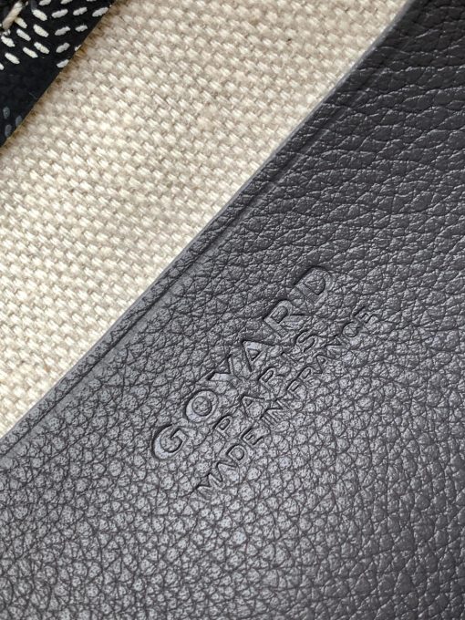 GOYARD Plumet Pocket Wallet. Authentic quality luxury bag crafted in genuine leather comes with authenticity card, dust bag and gift bag. Parisian Elegance Meets Functional Versatility. The Plumet pocket wallet derives its inspiration from the exquisite pocket featured in the Saint Louis bag. Paying a heartfelt tribute to the industrious laborers of Paris's vibrant ports, who skillfully navigated rafts to their destinations along the picturesque banks of the River Seine, this wallet seamlessly blends form and function. Crafted with dedicated compartments for coins, bills, and cards, the Plumet pocket wallet boasts a versatile design. It can be effortlessly worn across the chest, transforming into a chic miniature bag with the convenience of its removable strap. With its three distinct pockets, it gracefully accommodates its contents, adapting with elegance to your everyday needs.