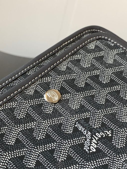 GOYARD Plumet Pocket Wallet. Authentic quality luxury bag crafted in genuine leather comes with authenticity card, dust bag and gift bag. Parisian Elegance Meets Functional Versatility. The Plumet pocket wallet derives its inspiration from the exquisite pocket featured in the Saint Louis bag. Paying a heartfelt tribute to the industrious laborers of Paris's vibrant ports, who skillfully navigated rafts to their destinations along the picturesque banks of the River Seine, this wallet seamlessly blends form and function. Crafted with dedicated compartments for coins, bills, and cards, the Plumet pocket wallet boasts a versatile design. It can be effortlessly worn across the chest, transforming into a chic miniature bag with the convenience of its removable strap. With its three distinct pockets, it gracefully accommodates its contents, adapting with elegance to your everyday needs.