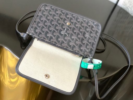 GOYARD Plumet Pocket Wallet. Authentic quality luxury bag crafted in genuine leather comes with authenticity card, dust bag and gift bag. Parisian Elegance Meets Functional Versatility. The Plumet pocket wallet derives its inspiration from the exquisite pocket featured in the Saint Louis bag. Paying a heartfelt tribute to the industrious laborers of Paris's vibrant ports, who skillfully navigated rafts to their destinations along the picturesque banks of the River Seine, this wallet seamlessly blends form and function. Crafted with dedicated compartments for coins, bills, and cards, the Plumet pocket wallet boasts a versatile design. It can be effortlessly worn across the chest, transforming into a chic miniature bag with the convenience of its removable strap. With its three distinct pockets, it gracefully accommodates its contents, adapting with elegance to your everyday needs.