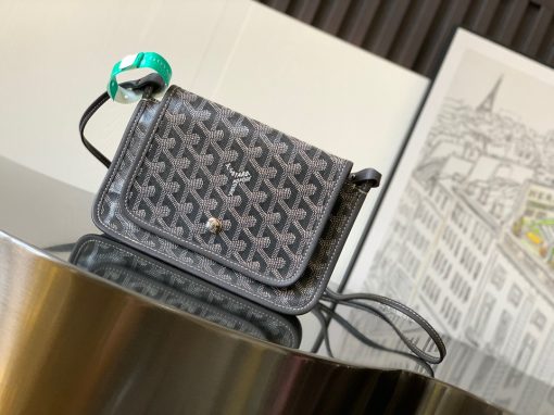 GOYARD Plumet Pocket Wallet. Authentic quality luxury bag crafted in genuine leather comes with authenticity card, dust bag and gift bag. Parisian Elegance Meets Functional Versatility. The Plumet pocket wallet derives its inspiration from the exquisite pocket featured in the Saint Louis bag. Paying a heartfelt tribute to the industrious laborers of Paris's vibrant ports, who skillfully navigated rafts to their destinations along the picturesque banks of the River Seine, this wallet seamlessly blends form and function. Crafted with dedicated compartments for coins, bills, and cards, the Plumet pocket wallet boasts a versatile design. It can be effortlessly worn across the chest, transforming into a chic miniature bag with the convenience of its removable strap. With its three distinct pockets, it gracefully accommodates its contents, adapting with elegance to your everyday needs.