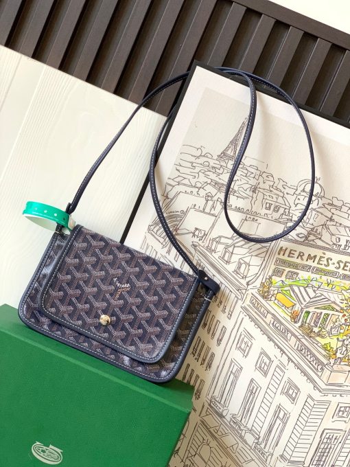 GOYARD Plumet Pocket Wallet. Authentic quality luxury bag crafted in genuine leather comes with authenticity card, dust bag and gift bag. Parisian Elegance Meets Functional Versatility. The Plumet pocket wallet derives its inspiration from the exquisite pocket featured in the Saint Louis bag. Paying a heartfelt tribute to the industrious laborers of Paris's vibrant ports, who skillfully navigated rafts to their destinations along the picturesque banks of the River Seine, this wallet seamlessly blends form and function. Crafted with dedicated compartments for coins, bills, and cards, the Plumet pocket wallet boasts a versatile design. It can be effortlessly worn across the chest, transforming into a chic miniature bag with the convenience of its removable strap. With its three distinct pockets, it gracefully accommodates its contents, adapting with elegance to your everyday needs.