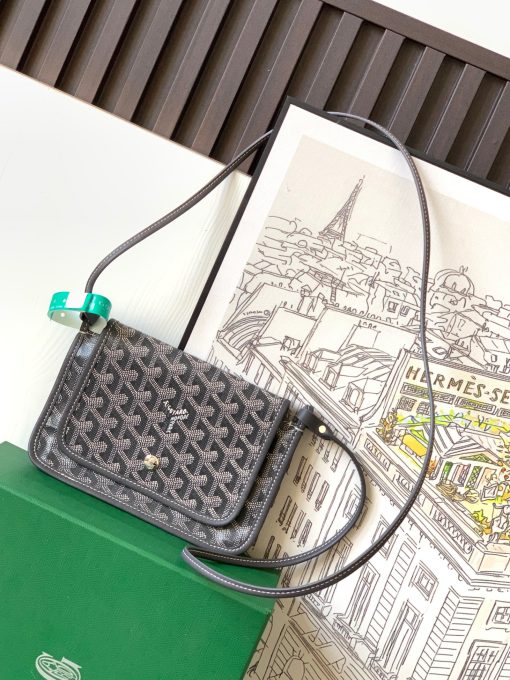 GOYARD Plumet Pocket Wallet. Authentic quality luxury bag crafted in genuine leather comes with authenticity card, dust bag and gift bag. Parisian Elegance Meets Functional Versatility. The Plumet pocket wallet derives its inspiration from the exquisite pocket featured in the Saint Louis bag. Paying a heartfelt tribute to the industrious laborers of Paris's vibrant ports, who skillfully navigated rafts to their destinations along the picturesque banks of the River Seine, this wallet seamlessly blends form and function. Crafted with dedicated compartments for coins, bills, and cards, the Plumet pocket wallet boasts a versatile design. It can be effortlessly worn across the chest, transforming into a chic miniature bag with the convenience of its removable strap. With its three distinct pockets, it gracefully accommodates its contents, adapting with elegance to your everyday needs.